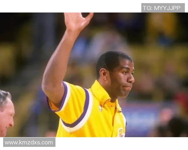 篮球明星荣获年度最佳球员奖项展现卓越实力与领导魅力